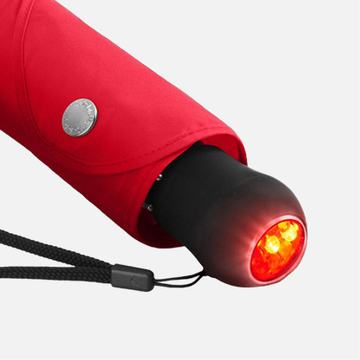 Taschenlampe im Regenschirmgriff