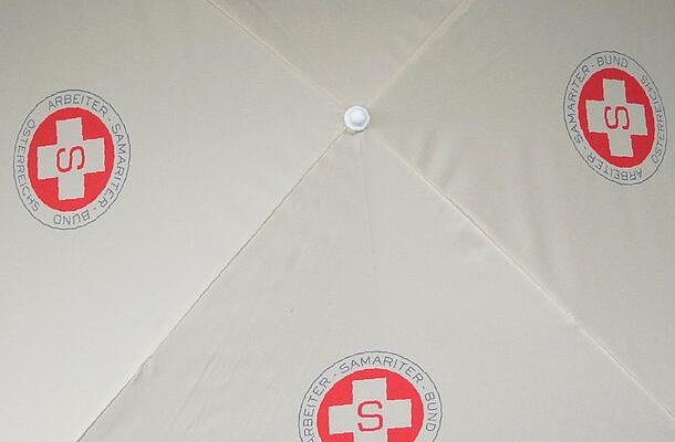 Come arriva il logo sull'ombrellone?